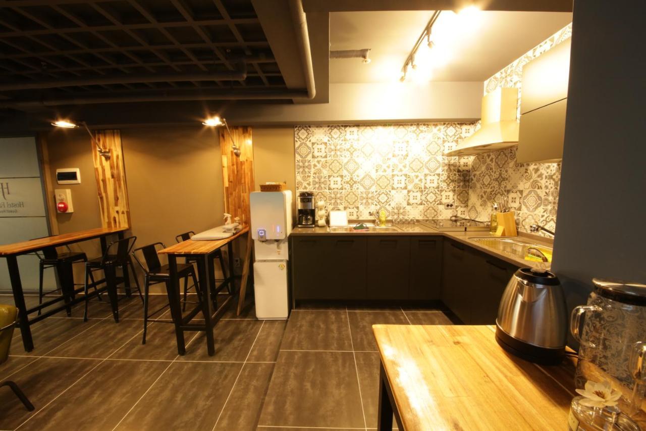 Hostel Familie Busan Station Ngoại thất bức ảnh